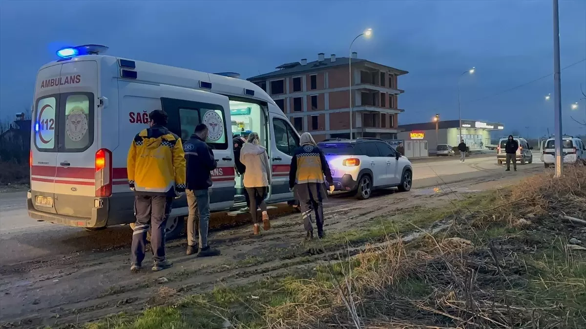 Düzce’de Otomobil Şarampole Devirdi: Sürücü Yaralı