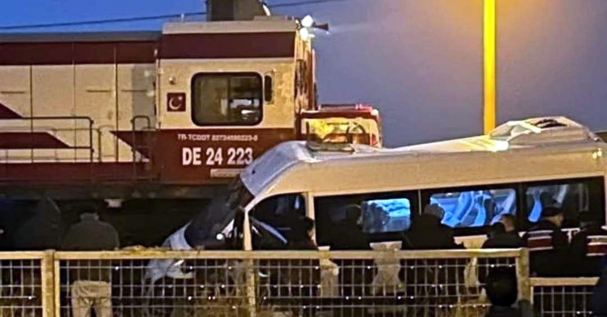 Yük treni servise çarptı!