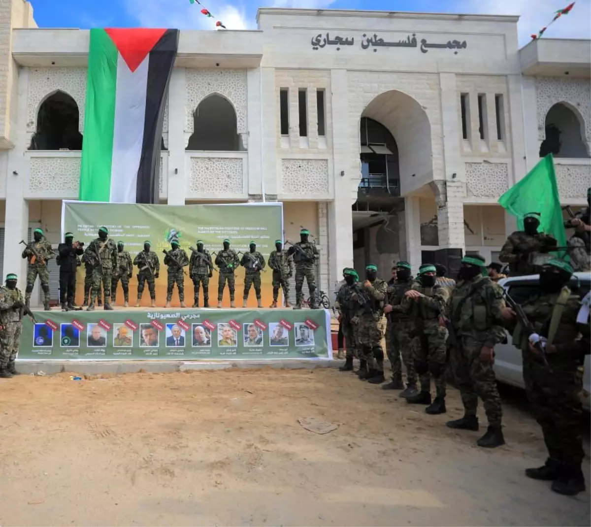 Hamas, 4 İsrailli kadını Kızılhaç’a teslim etti