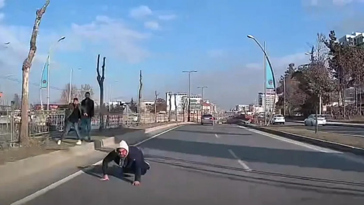Yer Malatya: Araç altında kalmaktan son anda kurtuldu!