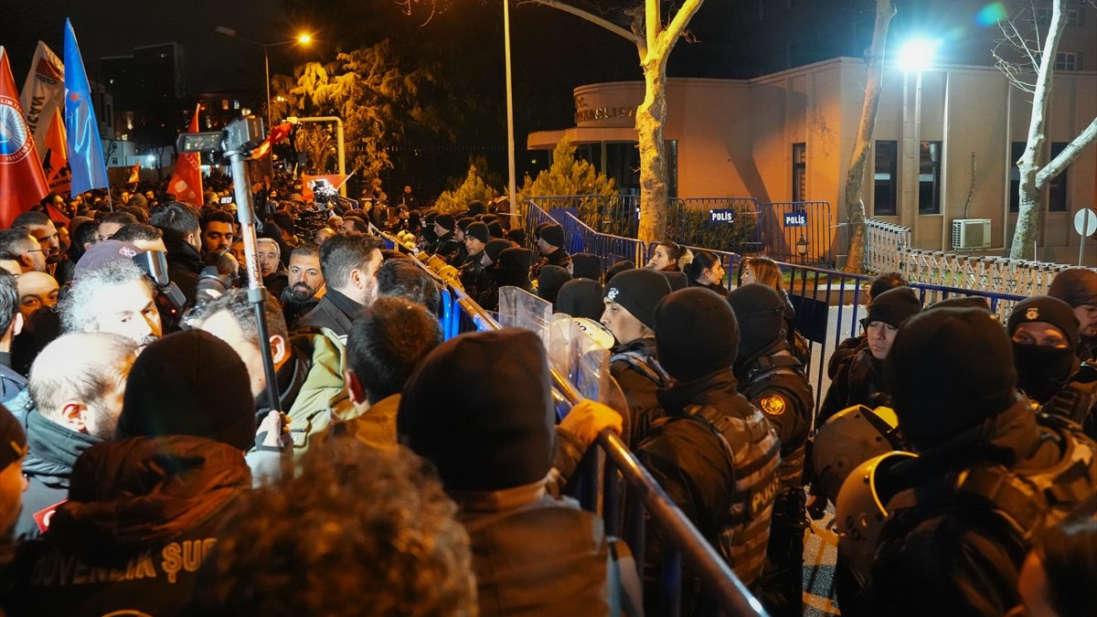 Ankara’da izinsiz gösteride 5 polis yaralandı