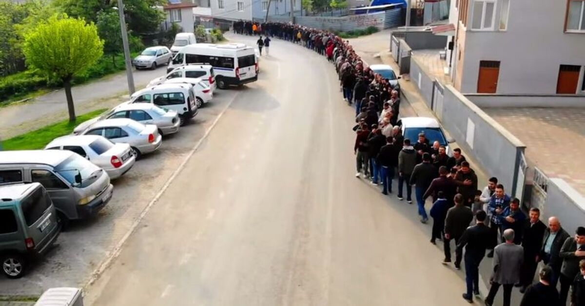 Bu mahalle başka mahalle! 1 kilometrelik bayramlaşma kuyruğu!
